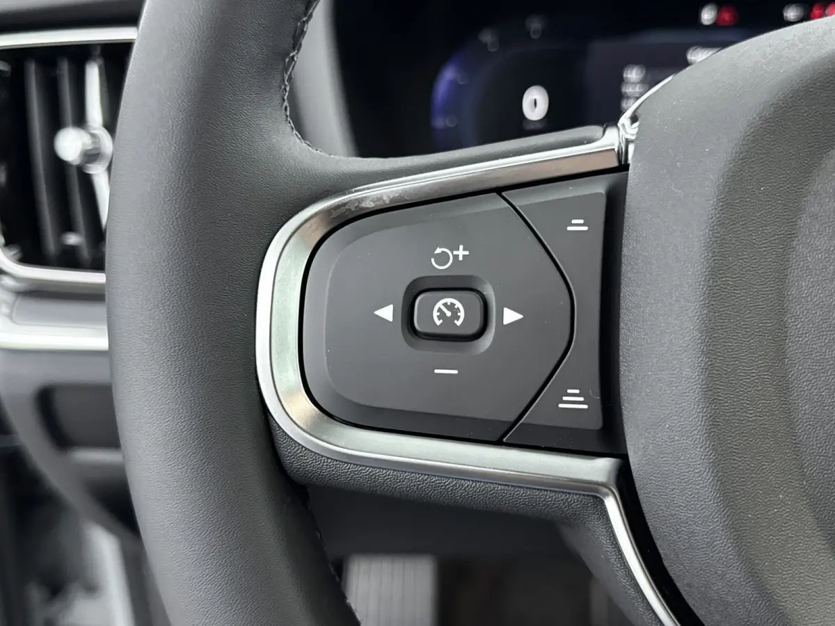 2.0 T6 Plug-in hybrid AWD Core Bright | VAPOUR GREY | BLIS | Voorruitverwarming | Stoelverw. V+A | Stuurverw. | PDC + Camera | Extra getint glas | Adaptive Cruiscontrol |