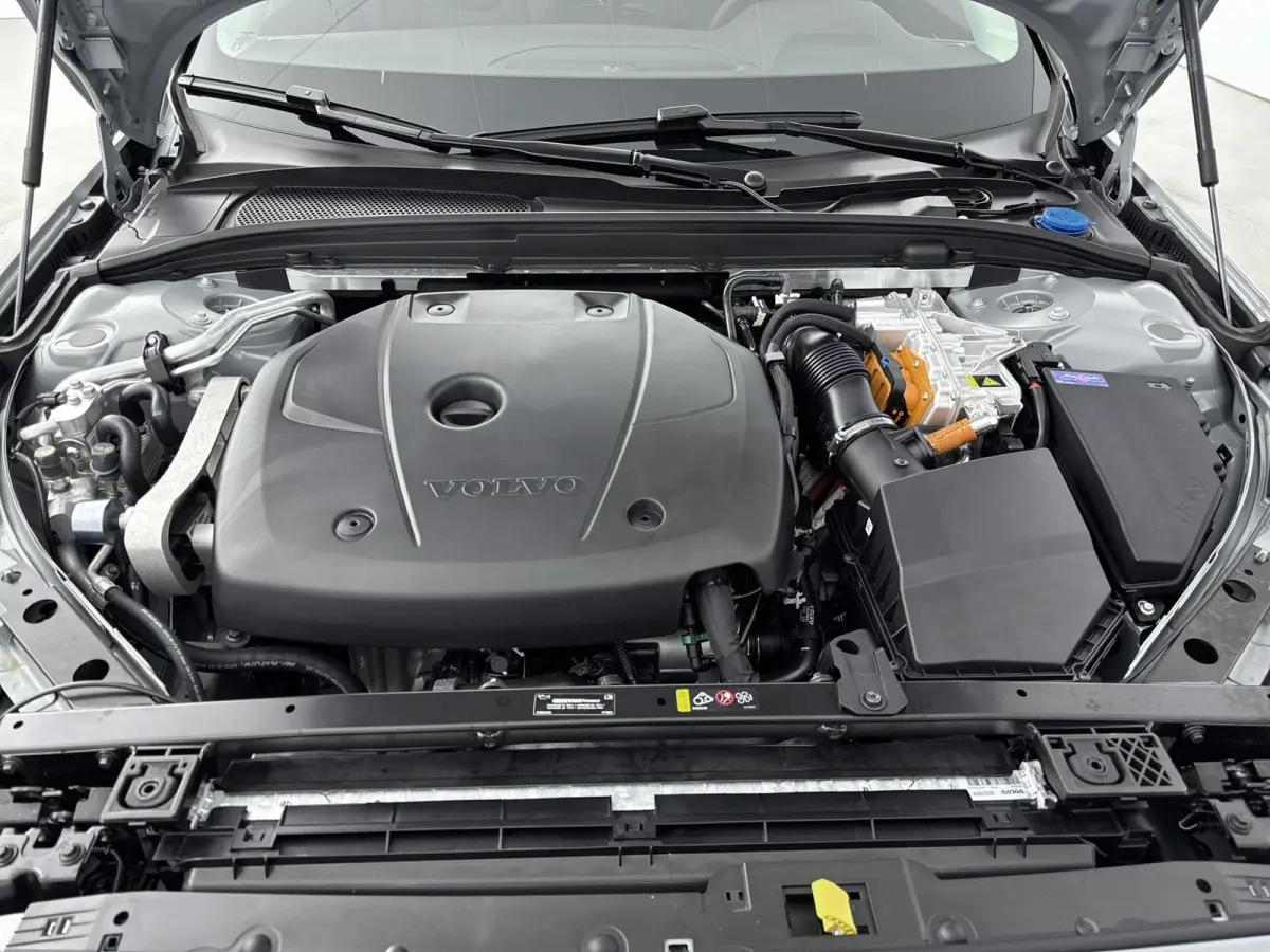 2.0 T6 Plug-in hybrid AWD Core Bright | VAPOUR GREY | BLIS | Voorruitverwarming | Stoelverw. V+A | Stuurverw. | PDC + Camera | Extra getint glas | Adaptive Cruiscontrol |