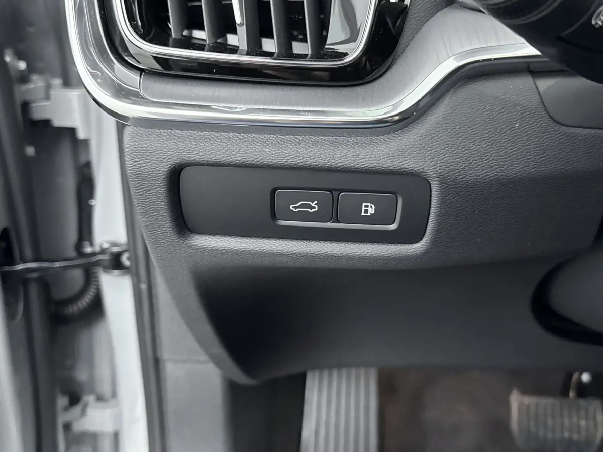 2.0 T6 Plug-in hybrid AWD Core Bright | VAPOUR GREY | BLIS | Voorruitverwarming | Stoelverw. V+A | Stuurverw. | PDC + Camera | Extra getint glas | Adaptive Cruiscontrol |