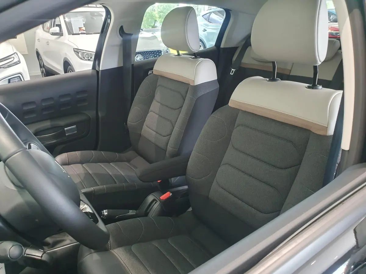 Feel Edition | Automaat | Climate Control | Parkeersensoren Achter | Full Map Navigatie | Apple Carplay / Android Auto | Keyless entry | Bekleding Half Leder
