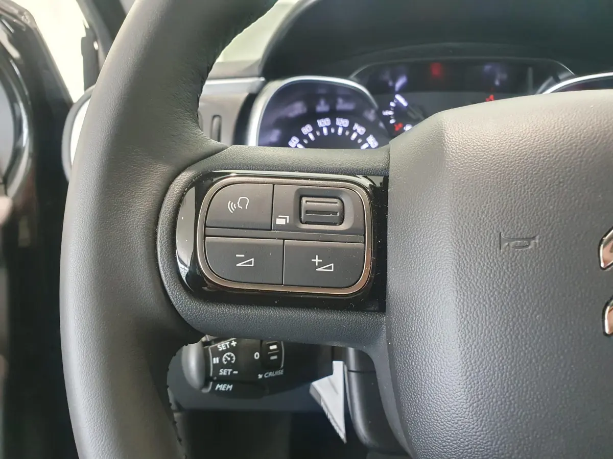 Feel Edition | Automaat | Climate Control | Parkeersensoren Achter | Full Map Navigatie | Apple Carplay / Android Auto | Keyless entry | Bekleding Half Leder