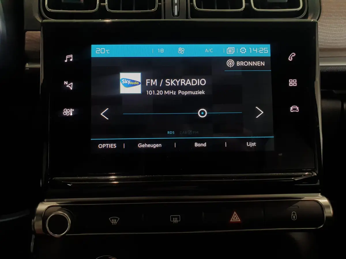 Feel Edition | Automaat | Climate Control | Parkeersensoren Achter | Full Map Navigatie | Apple Carplay / Android Auto | Keyless entry | Bekleding Half Leder