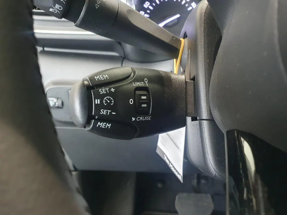 Feel Edition | Automaat | Climate Control | Parkeersensoren Achter | Full Map Navigatie | Apple Carplay / Android Auto | Keyless entry | Bekleding Half Leder