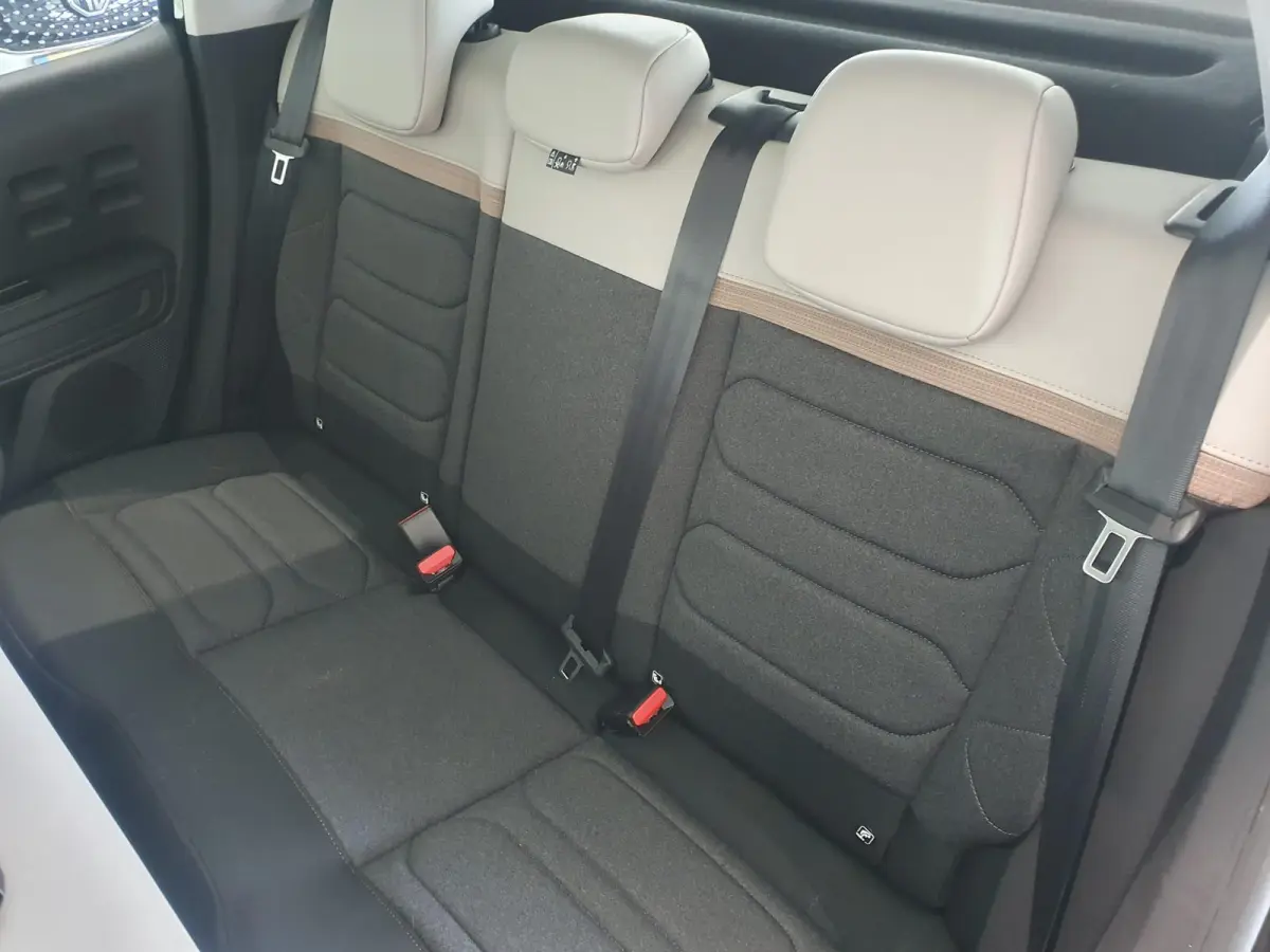 Feel Edition | Automaat | Climate Control | Parkeersensoren Achter | Full Map Navigatie | Apple Carplay / Android Auto | Keyless entry | Bekleding Half Leder
