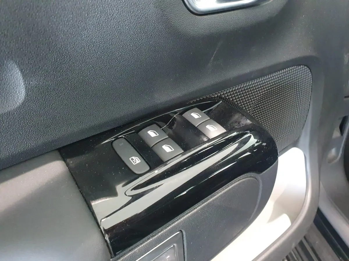 Feel Edition | Automaat | Climate Control | Parkeersensoren Achter | Full Map Navigatie | Apple Carplay / Android Auto | Keyless entry | Bekleding Half Leder