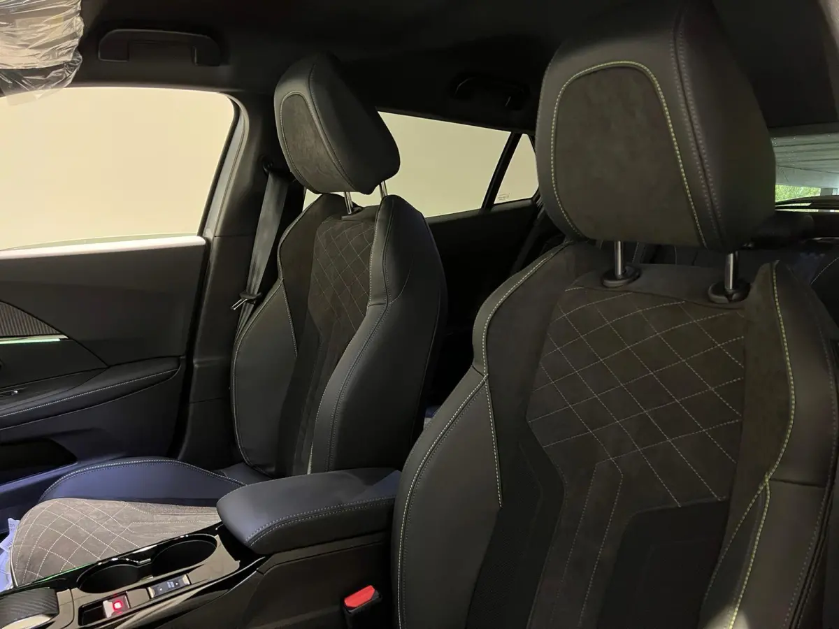 EV GT 50 kWh Climate Control | Elek. Verstelbare Stoelen + Geheugen & Verwarming | Full Map Navigatie | Apple Carplay / Android Auto | Camera | Parkeersensoren | Bekleding Half Leder / Alcan