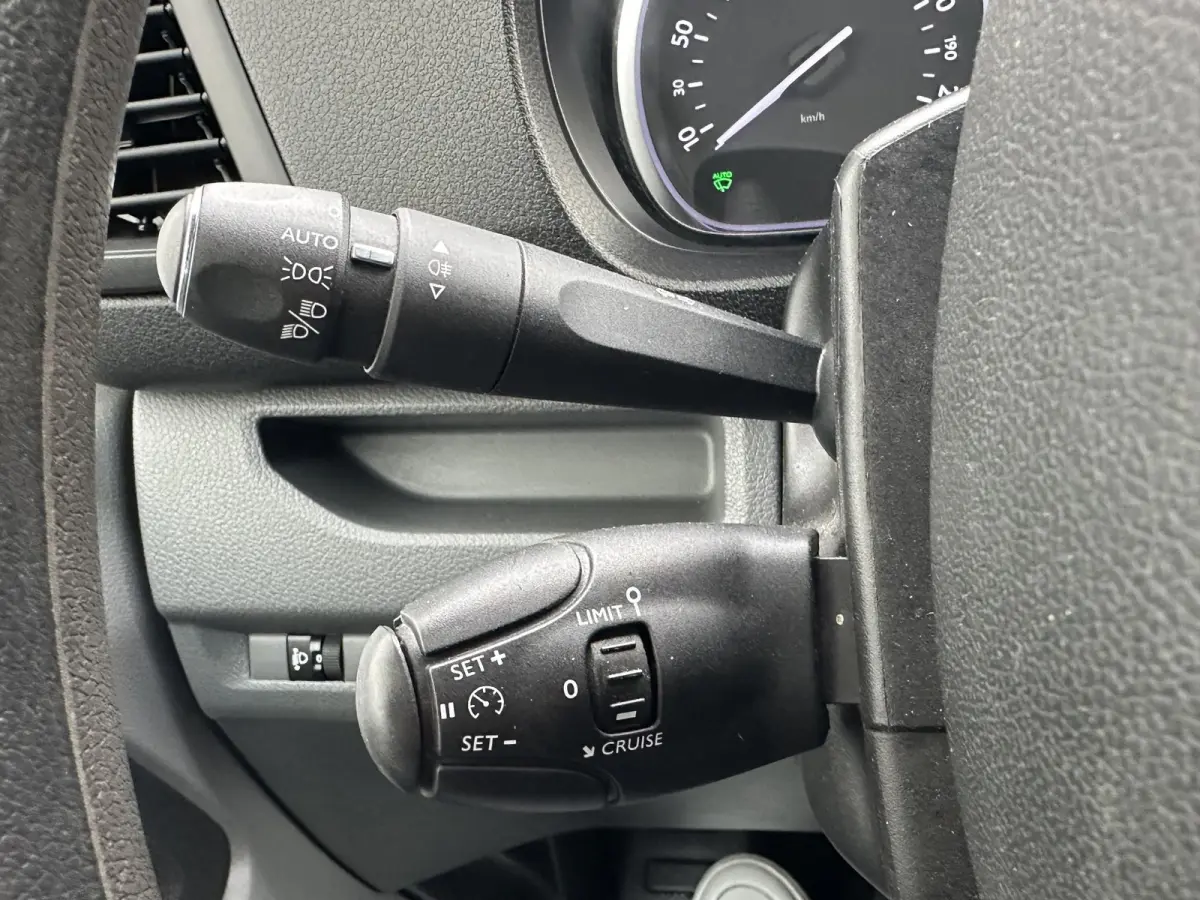 1.6 BlueHDI 95 Club M*NAVI*CRUISE*A/C*TEL*PDC*