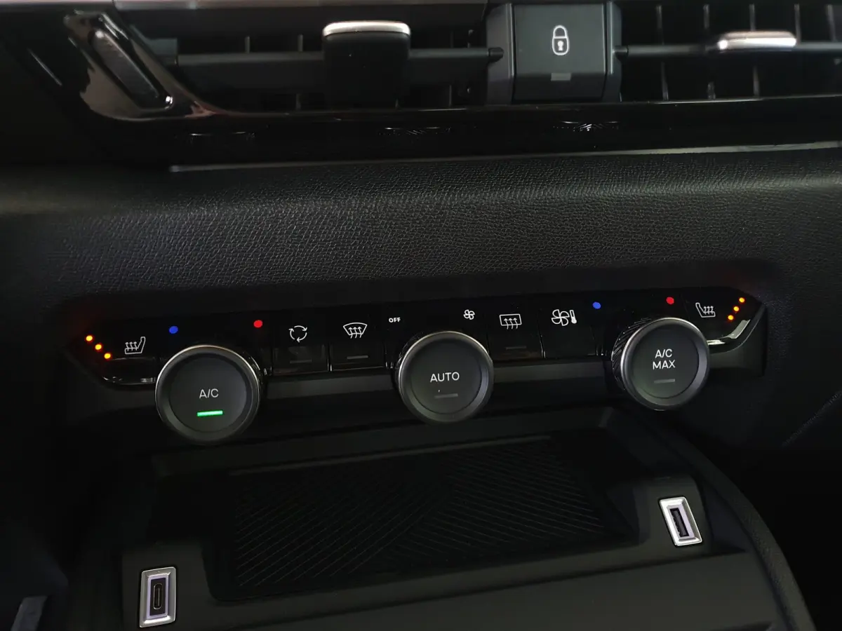 Business 156pk Extended range 54 kWh Climate Control | Verwarmde Voorstoelen | Voorruit Verwarmd | Full Map Navigatie | Apple Carplay / Android Auto | Bekleding Half Leder | Direct uit Voorr