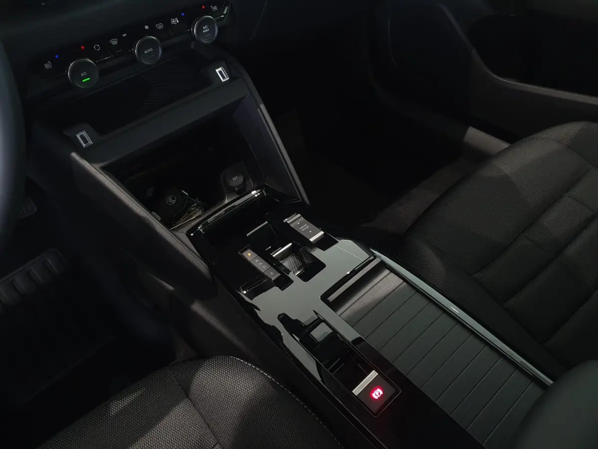 Business 156pk Extended range 54 kWh Climate Control | Verwarmde Voorstoelen | Voorruit Verwarmd | Full Map Navigatie | Apple Carplay / Android Auto | Bekleding Half Leder | Direct uit Voorr