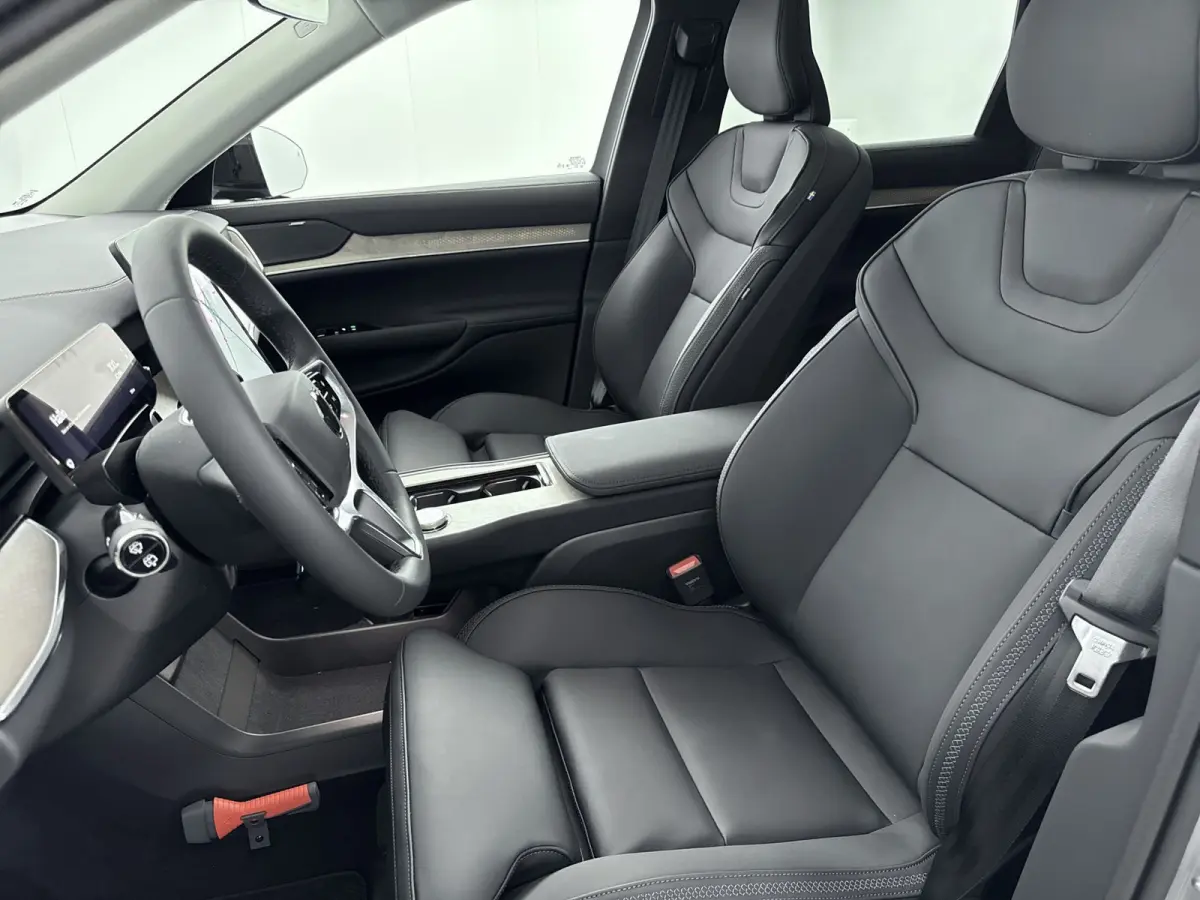 Ultra Twin Motor | Luchtvering | BLIS | 22 inch LM | PDC + Camera | Stoel + Stuurverwarming | Pilot Assist | Park Pilot Assist |