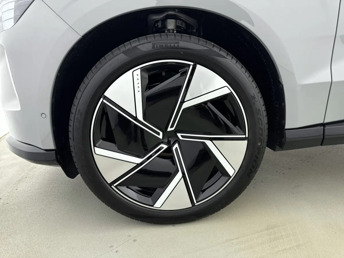 Ultra Twin Motor | Luchtvering | BLIS | 22 inch LM | PDC + Camera | Stoel + Stuurverwarming | Pilot Assist | Park Pilot Assist |