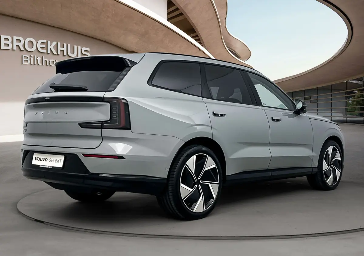 Ultra Twin Motor | Luchtvering | BLIS | 22 inch LM | PDC + Camera | Stoel + Stuurverwarming | Pilot Assist | Park Pilot Assist |