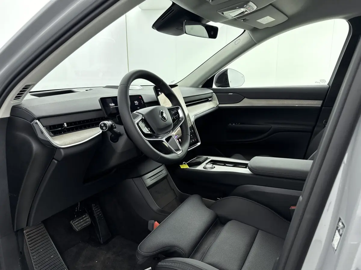 Ultra Twin Motor | Geventileerd Charcoal Interieur | Extra Getint Glas | All-season banden | Climate | Pack- Pilot Assist Pack