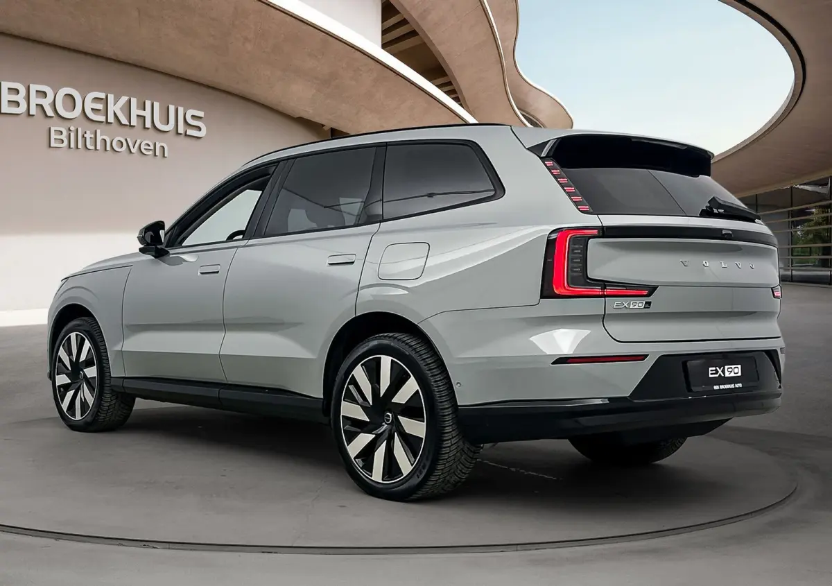 Ultra Twin Motor | Geventileerd Charcoal Interieur | Extra Getint Glas | All-season banden | Climate | Pack- Pilot Assist Pack
