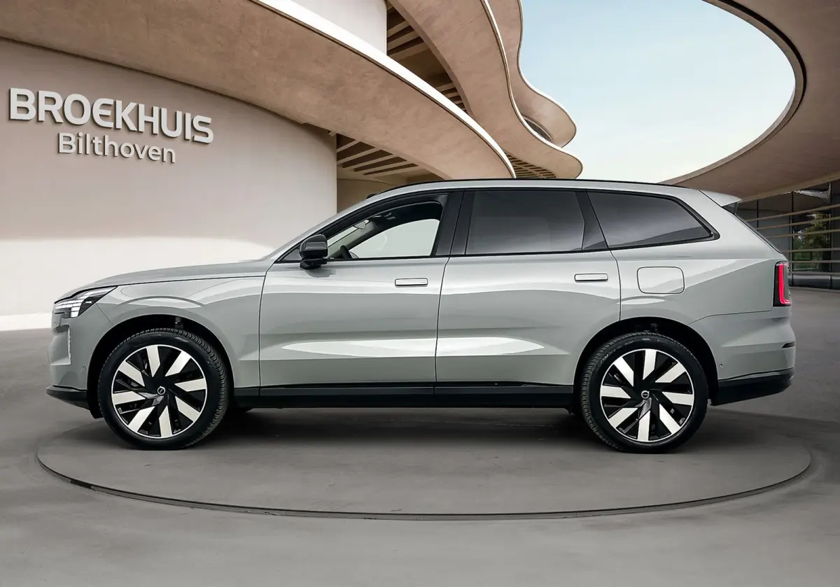 Ultra Twin Motor | Geventileerd Charcoal Interieur | Extra Getint Glas | All-season banden | Climate | Pack- Pilot Assist Pack
