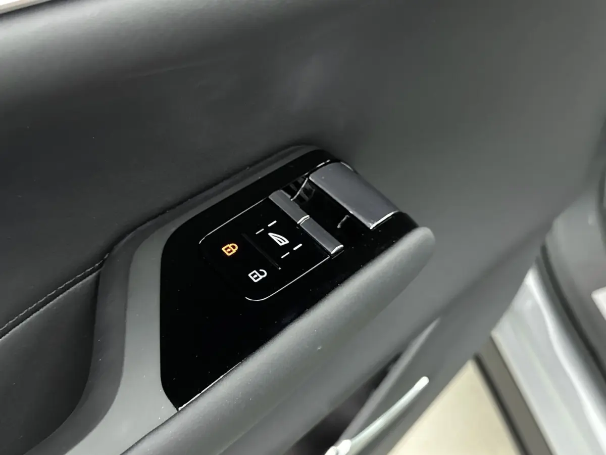 Ultra Twin Motor | Geventileerd Charcoal Interieur | Extra Getint Glas | All-season banden | Climate | Pack- Pilot Assist Pack