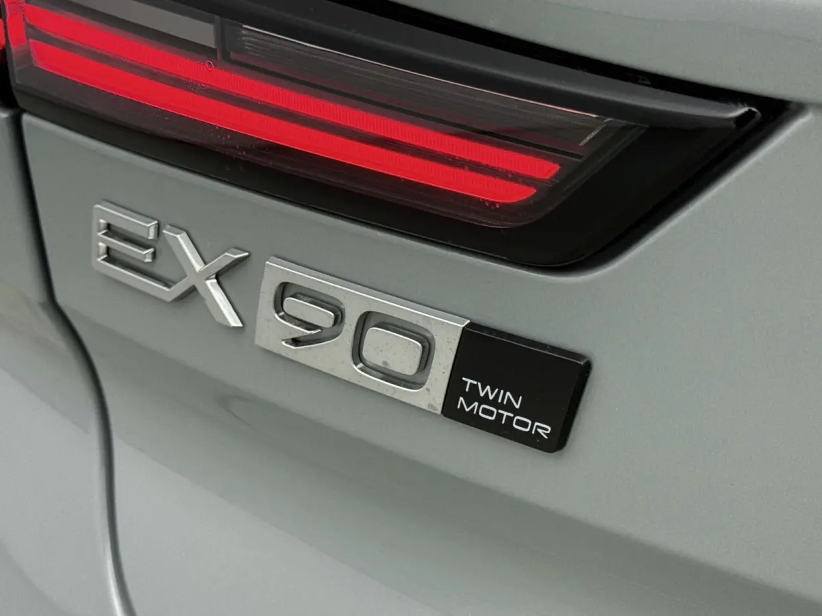 Ultra Twin Motor | Geventileerd Charcoal Interieur | Extra Getint Glas | All-season banden | Climate | Pack- Pilot Assist Pack