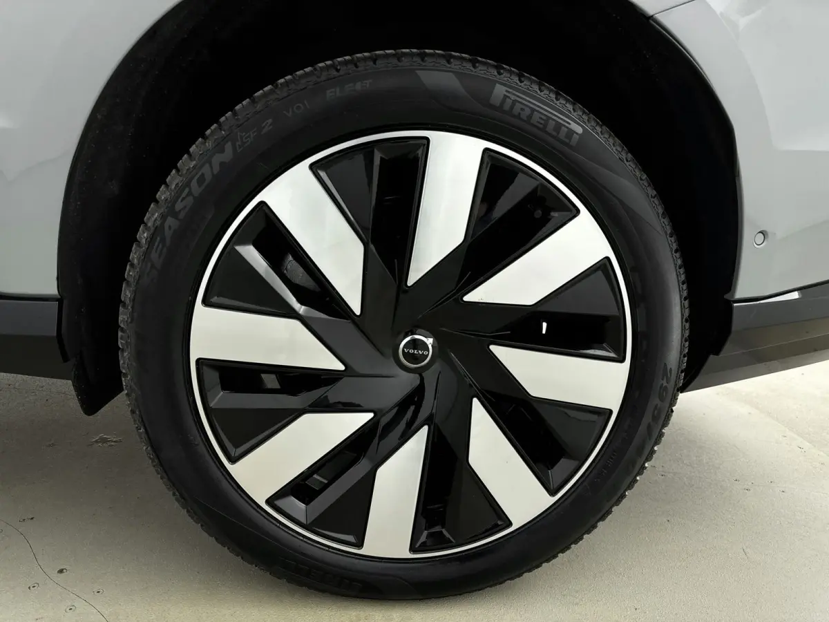Ultra Twin Motor | Geventileerd Charcoal Interieur | Extra Getint Glas | All-season banden | Climate | Pack- Pilot Assist Pack