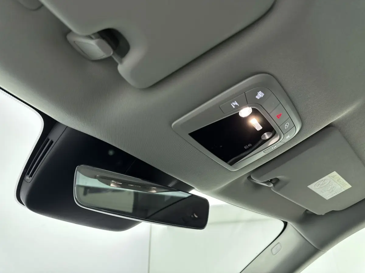 Ultra Twin Motor | Geventileerd Charcoal Interieur | Extra Getint Glas | All-season banden | Climate | Pack- Pilot Assist Pack