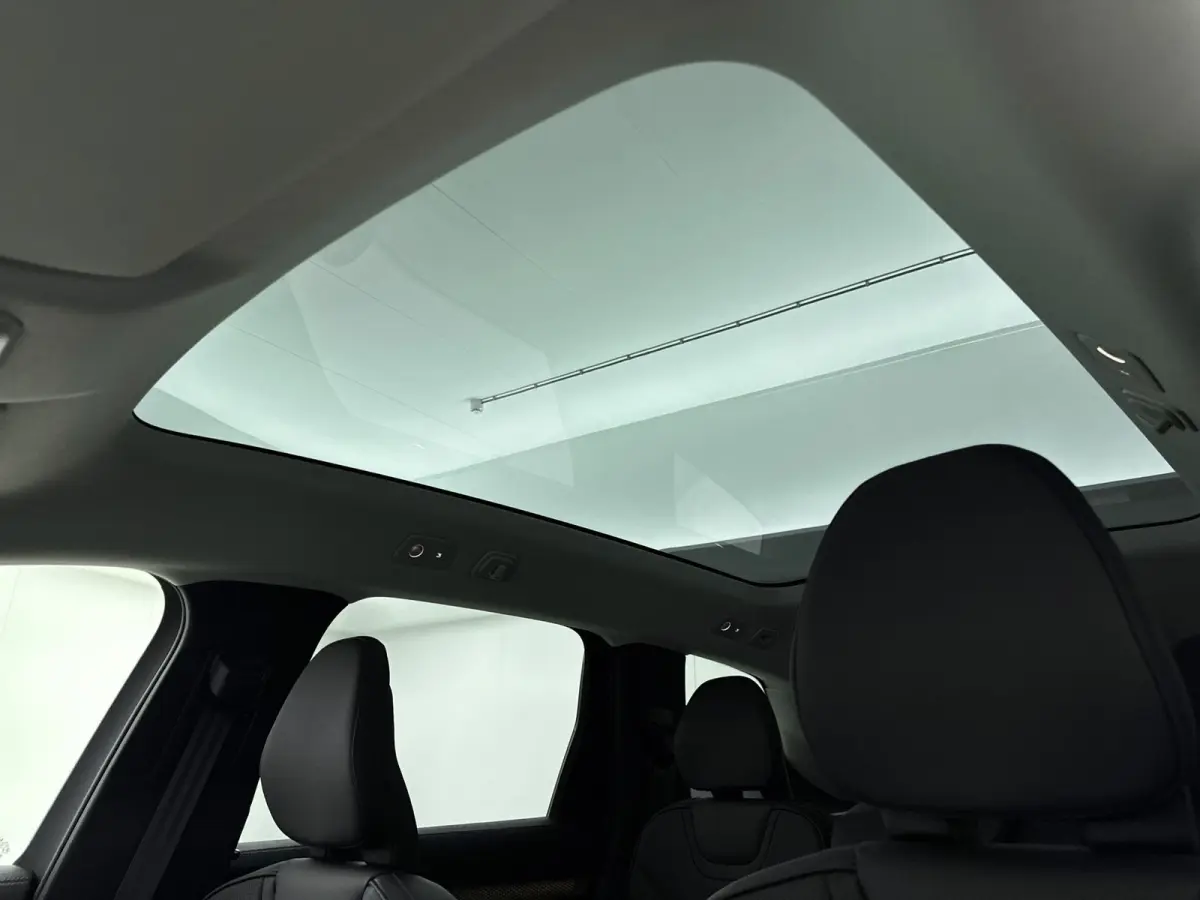 Ultra Twin Motor | Geventileerd Charcoal Interieur | Extra Getint Glas | All-season banden | Climate | Pack- Pilot Assist Pack