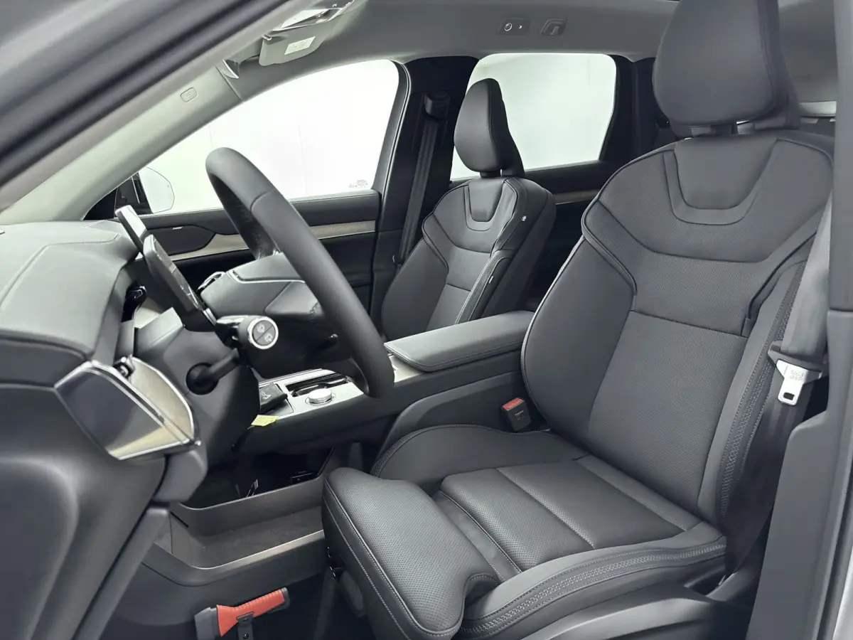 Ultra Twin Motor | Geventileerd Charcoal Interieur | Extra Getint Glas | All-season banden | Climate | Pack- Pilot Assist Pack