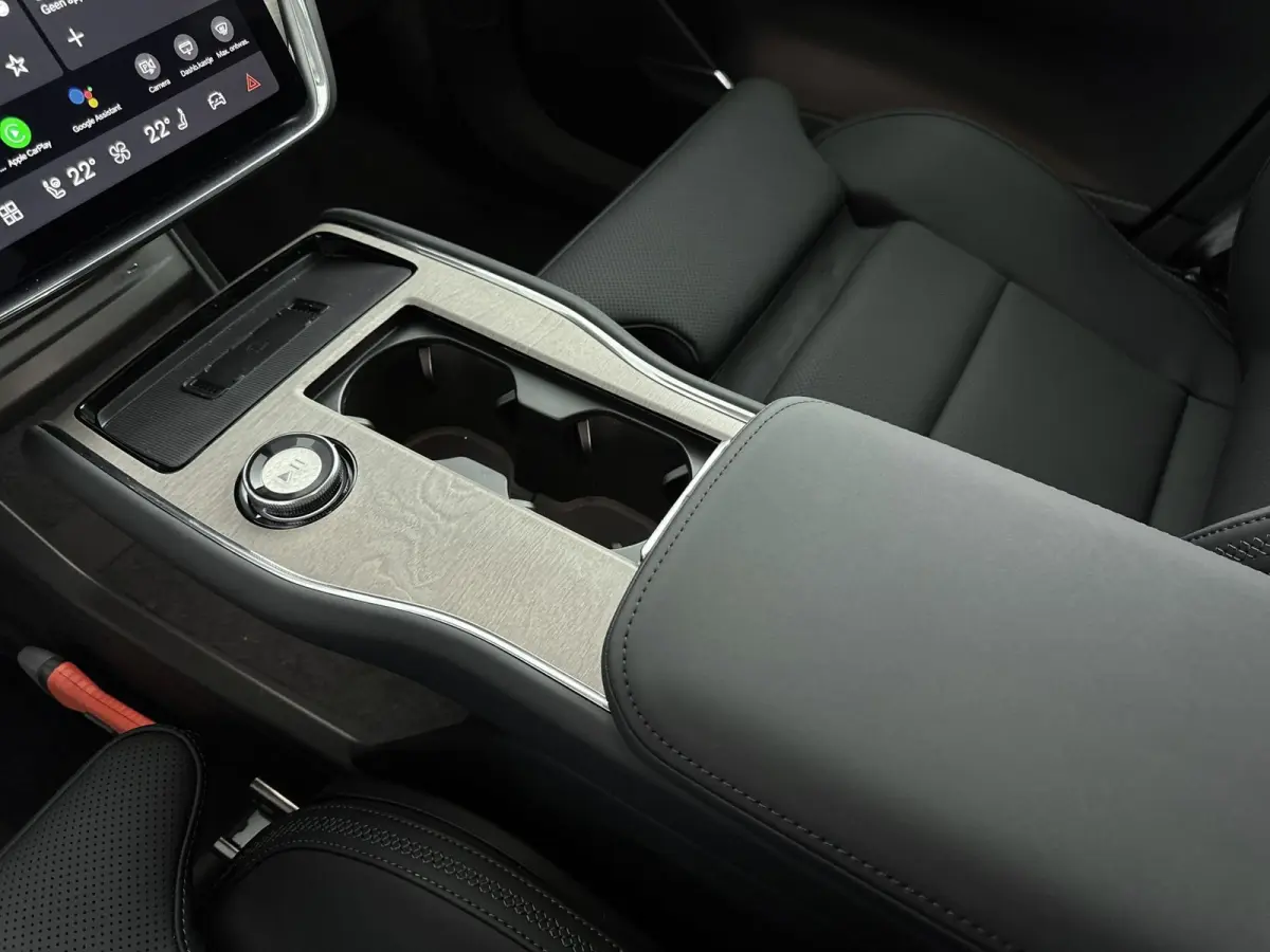 Ultra Twin Motor | Geventileerd Charcoal Interieur | Extra Getint Glas | All-season banden | Climate | Pack- Pilot Assist Pack