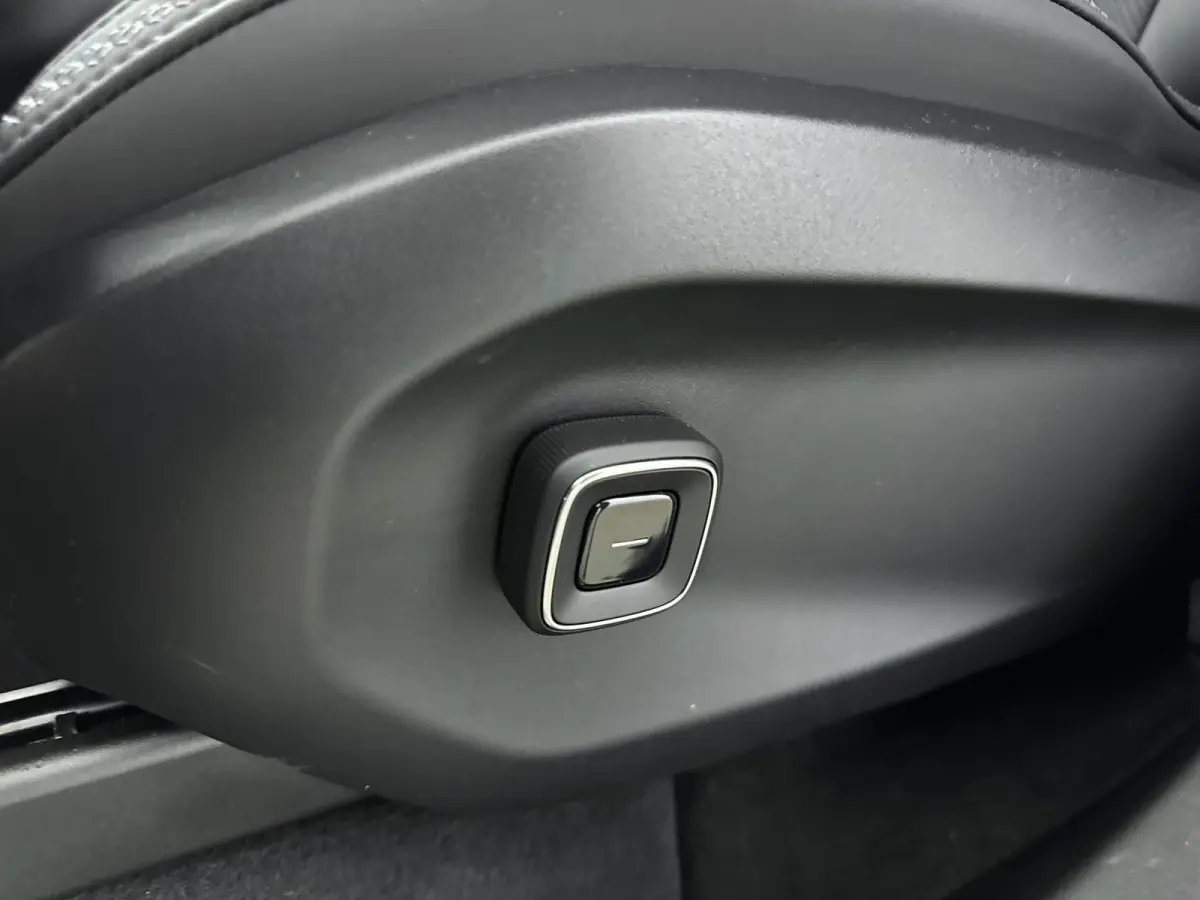 Ultra Twin Motor | Geventileerd Charcoal Interieur | Extra Getint Glas | All-season banden | Climate | Pack- Pilot Assist Pack