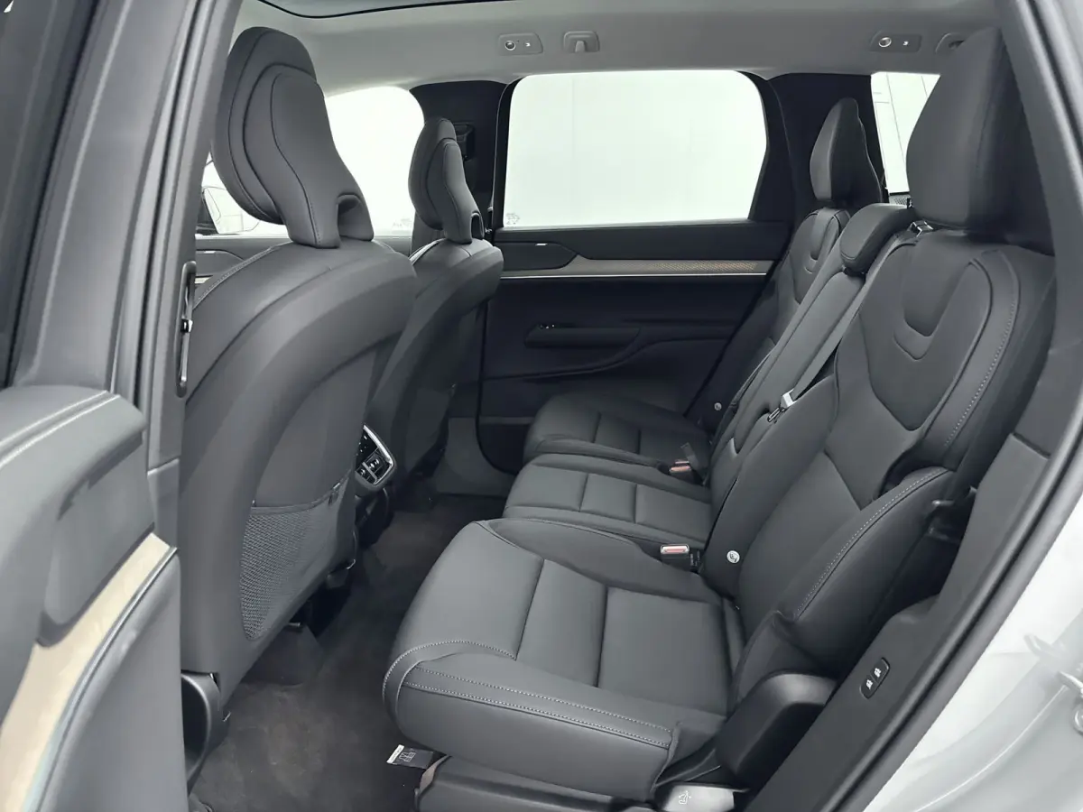 Ultra Twin Motor | Geventileerd Charcoal Interieur | Extra Getint Glas | All-season banden | Climate | Pack- Pilot Assist Pack