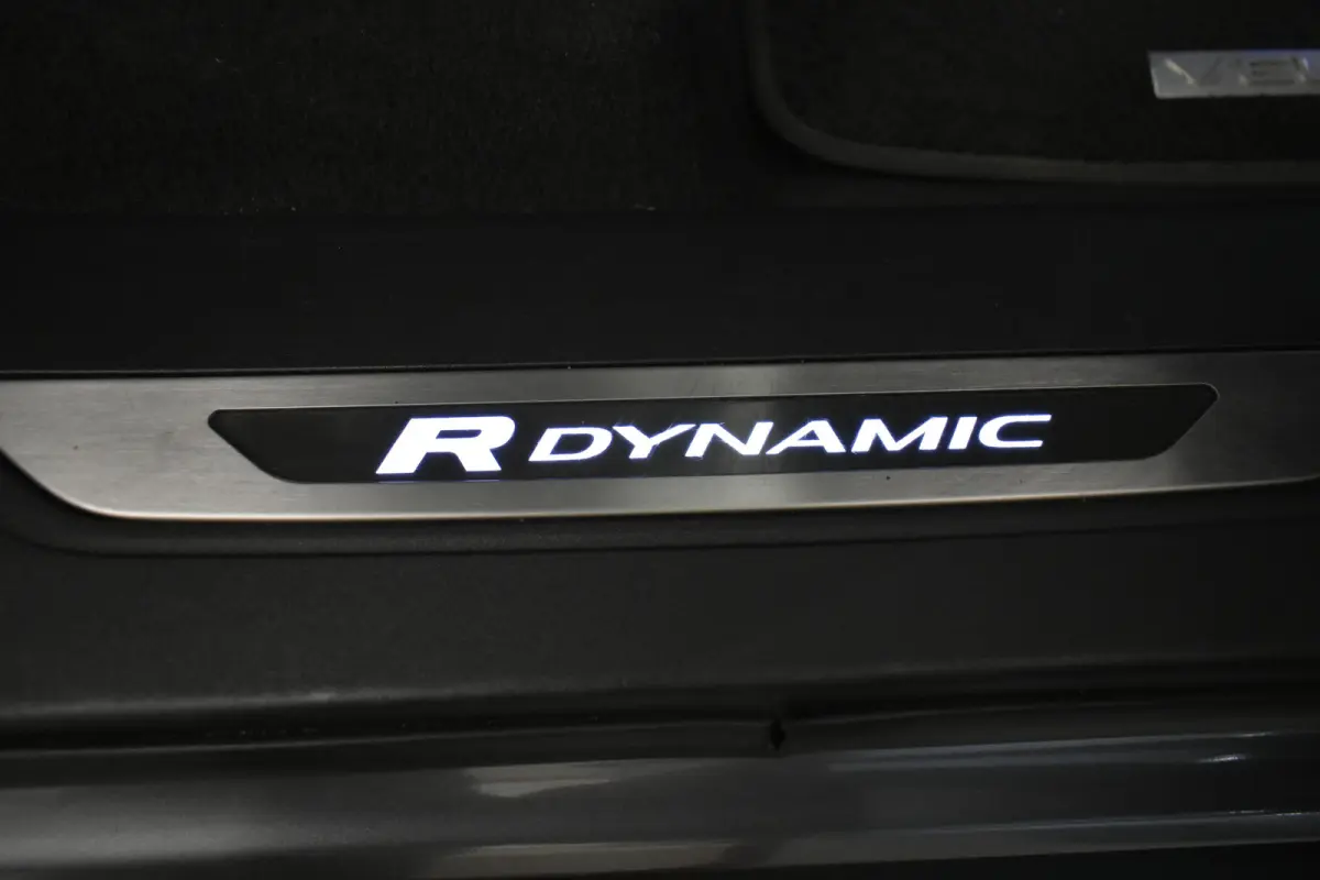 2.0 P400e R-Dynamic Black Pack Pano 360ºCam Meridian Vol Leder Virtual El-A-klep Mem Seat Dhoek