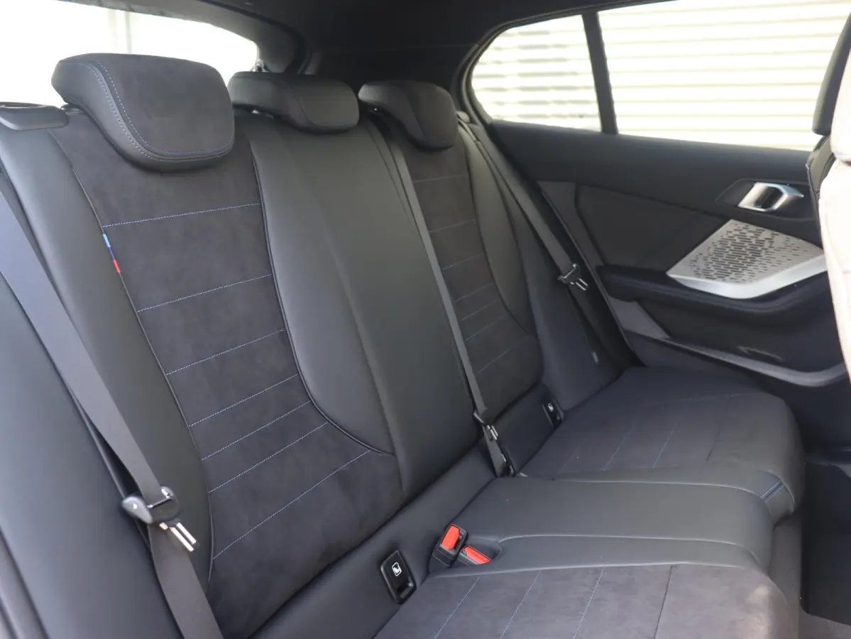 5-deurs 120 | M Sportpakket | Panodak | Getint Glas | Camera | Sportstoelen | Climate Control | Verwambare Voorstoelen | 18'' LMV