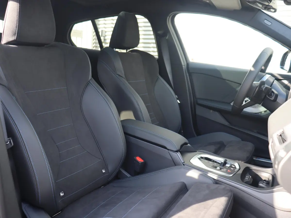 5-deurs 120 | M Sportpakket | Panodak | Getint Glas | Camera | Sportstoelen | Climate Control | Verwambare Voorstoelen | 18'' LMV