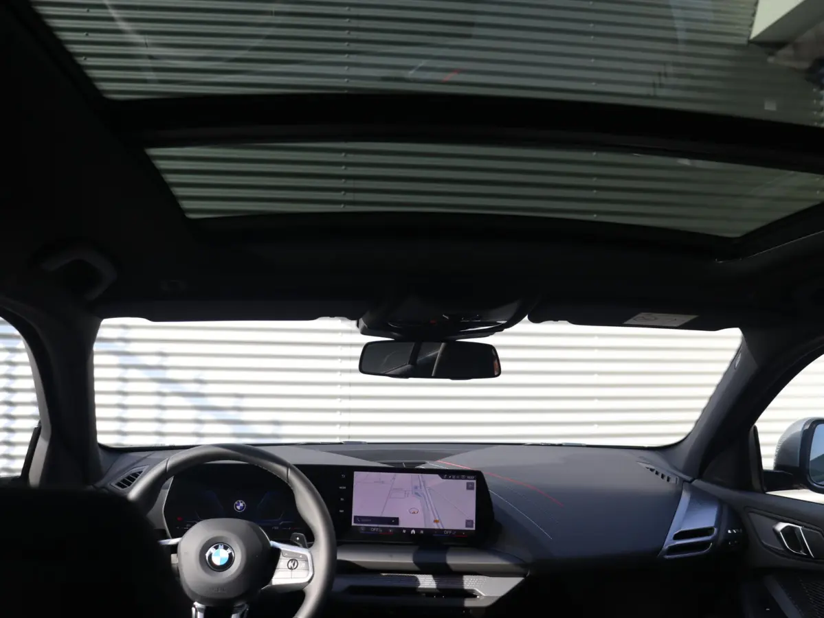 5-deurs 120 | M Sportpakket | Panodak | Getint Glas | Camera | Sportstoelen | Climate Control | Verwambare Voorstoelen | 18'' LMV