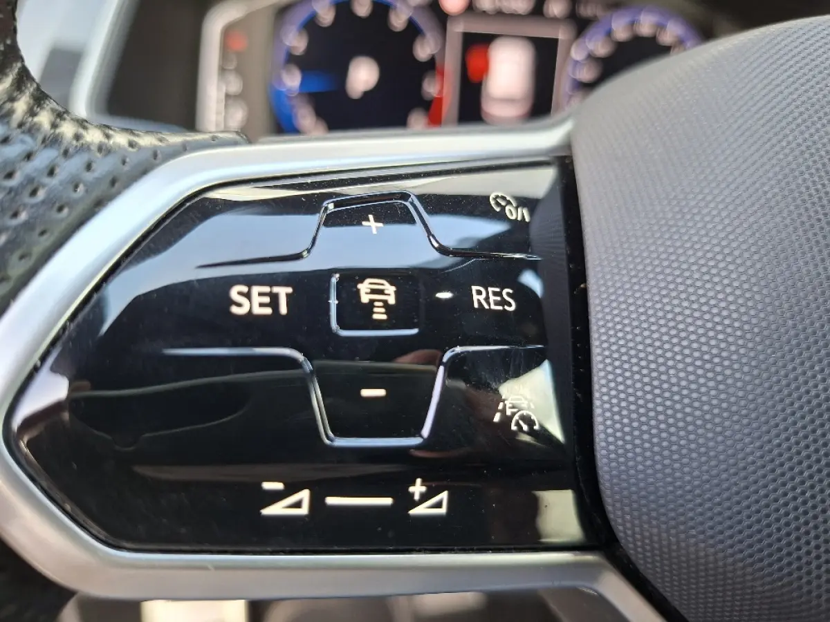 1.5 TSI R-Line Blackstyle * Panoramadak * Stoel/stuurverwarming * Navigatiesysteem