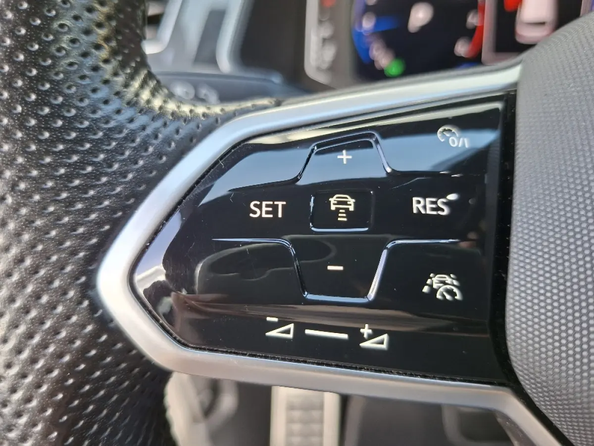 1.5 TSI R-Line Blackstyle * Panoramadak * Stoel/stuurverwarming * Navigatiesysteem