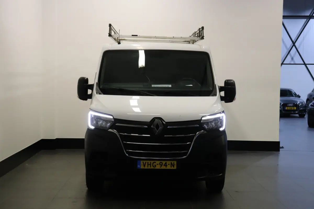 2.3 dCi 136PK EURO 6 - Airco - Cruise - Trekhaak - € 13.900,- Excl.