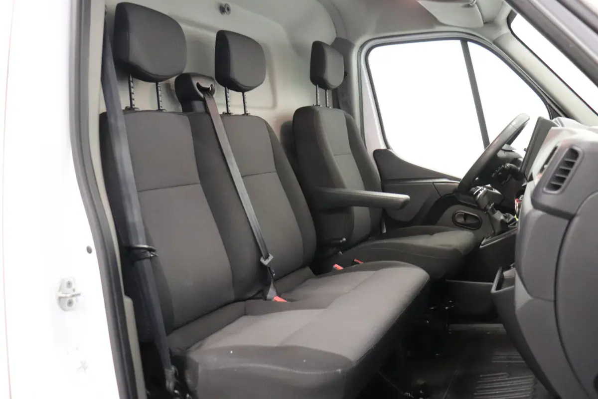 2.3 dCi 136PK EURO 6 - Airco - Cruise - Trekhaak - € 13.900,- Excl.