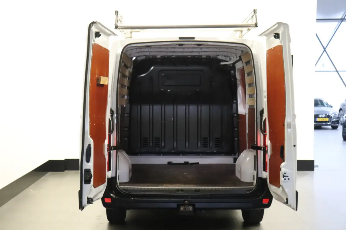 2.3 dCi 136PK EURO 6 - Airco - Cruise - Trekhaak - € 13.900,- Excl.