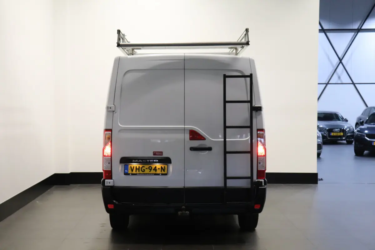2.3 dCi 136PK EURO 6 - Airco - Cruise - Trekhaak - € 13.900,- Excl.