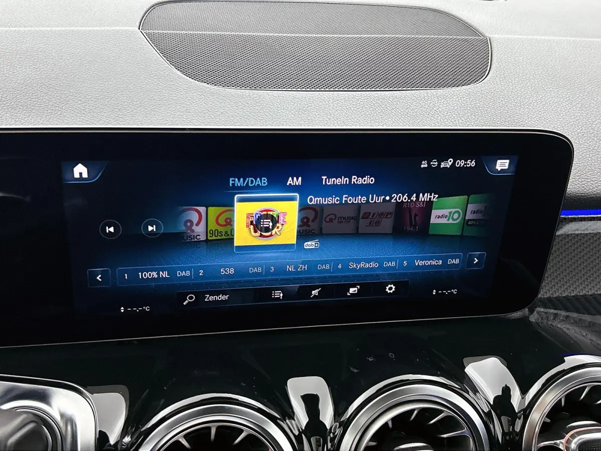 180 Business Solution AMG | PANORAMADAK | WIDESCREEN COCKPIT | ELEKTRISCHE ACHTERKLEP | ACHTERUITRIJCAMERA | SFEERVERLICHTING | STOELVERWARMING | ELEKTRISCHE VOORSTOELEN MET GEHEUGEN | SPORT