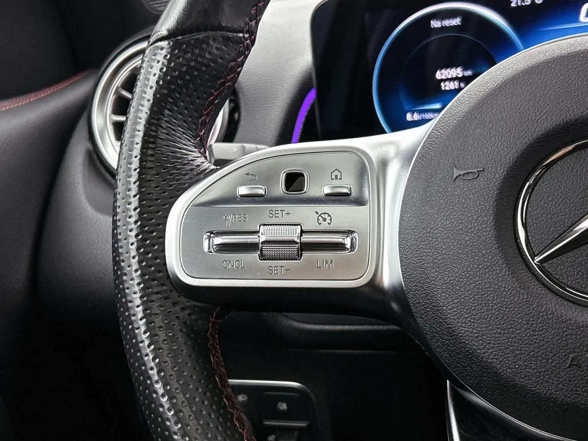 180 Business Solution AMG | PANORAMADAK | WIDESCREEN COCKPIT | ELEKTRISCHE ACHTERKLEP | ACHTERUITRIJCAMERA | SFEERVERLICHTING | STOELVERWARMING | ELEKTRISCHE VOORSTOELEN MET GEHEUGEN | SPORT