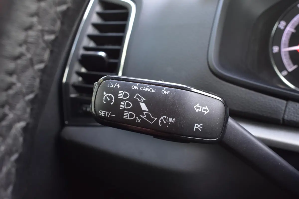 1.0 TSI Clever Edition|Cruise control|Navi|PDC|
