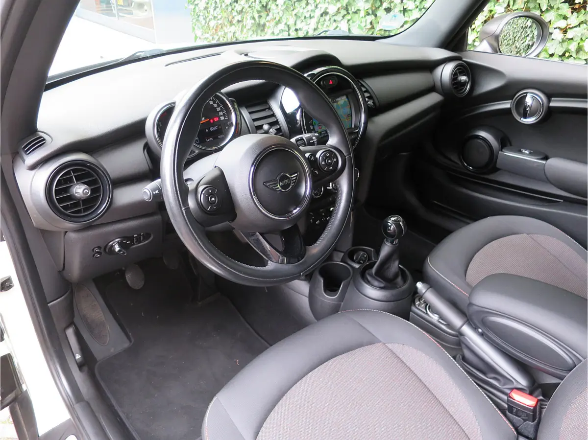 1.5 Salt F56 met Navi, BT, Apple Carplay, Park.ass en 17"