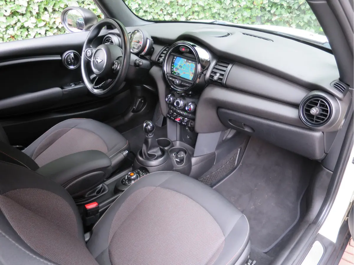 1.5 Salt F56 met Navi, BT, Apple Carplay, Park.ass en 17"