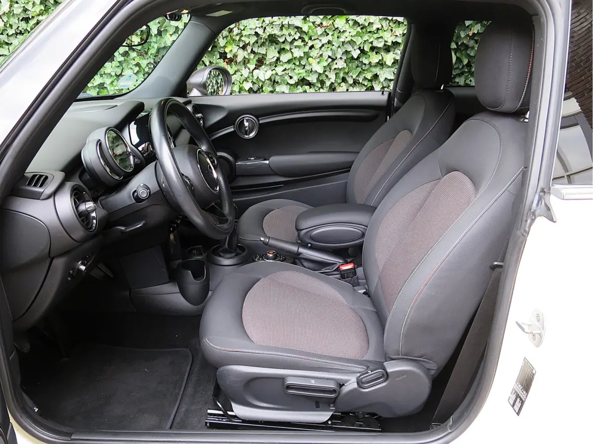 1.5 Salt F56 met Navi, BT, Apple Carplay, Park.ass en 17"