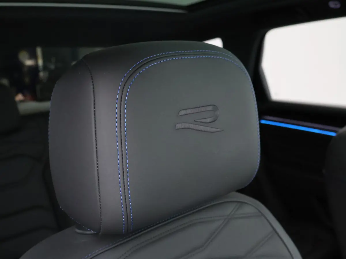 R 3.0 TSi V6 eHybrid 4MOTION R 462 PK *CHILI RED* + PANORAMA | STOELVENTILATIE | LUCHTVERING | DYNAUDIO | HEAD-UP DISPLAY