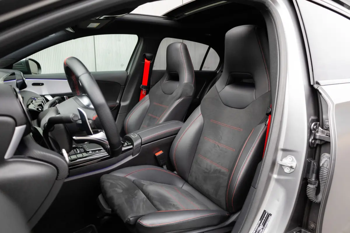 AMG 35 4MATIC 306 pk Premium Plus AMG-Pakket / Mat-Grijs/ Pano-Dak/ Camera/ Keyless/ Wide-Screen/ Sfeer-Verl/ Sport-Stoelen/ Stoel.Verw/ 19'' LMV