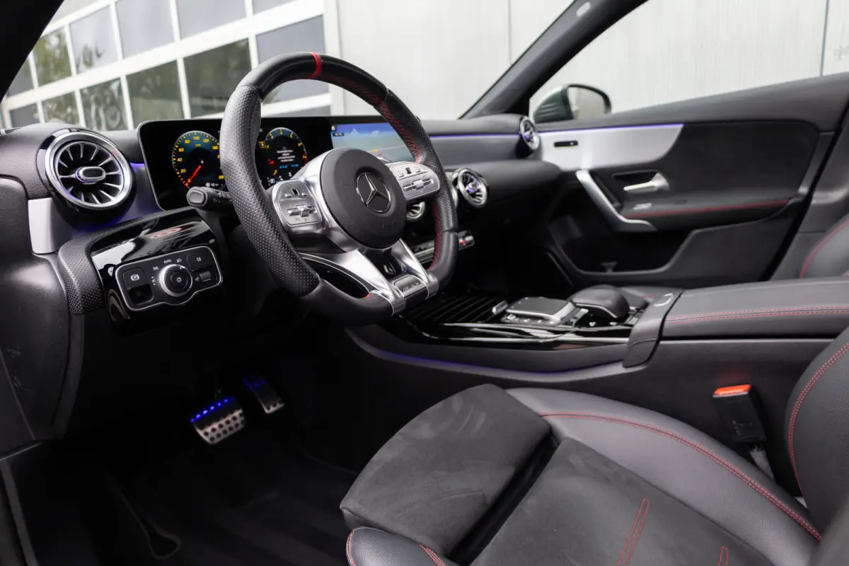 AMG 35 4MATIC 306 pk Premium Plus AMG-Pakket / Mat-Grijs/ Pano-Dak/ Camera/ Keyless/ Wide-Screen/ Sfeer-Verl/ Sport-Stoelen/ Stoel.Verw/ 19'' LMV