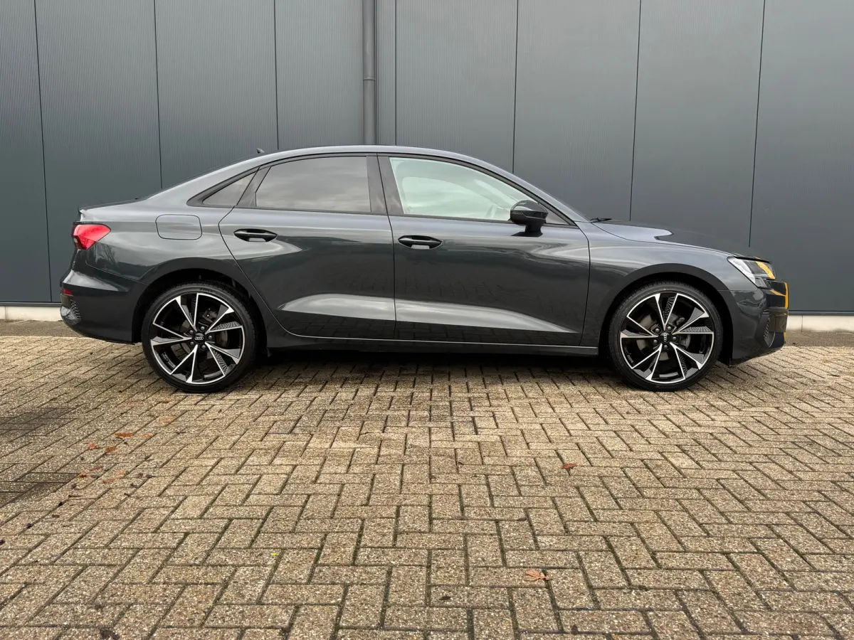 30 TFSI AUTOMAAT * Carplay * Optiek Zwart * Parkeersensoren *
