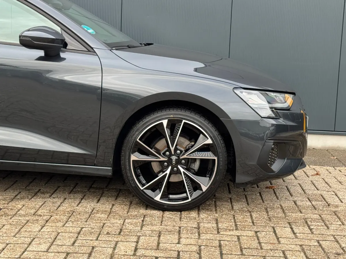 30 TFSI AUTOMAAT * Carplay * Optiek Zwart * Parkeersensoren *