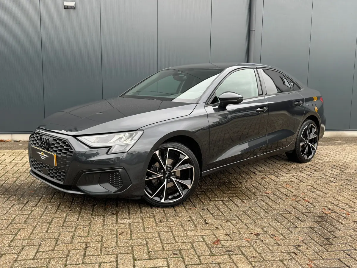 30 TFSI AUTOMAAT * Carplay * Optiek Zwart * Parkeersensoren *